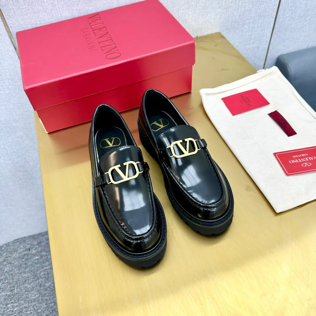 👟👟Ex-factory price 560👟👟 2024【VALENTINO】Valentino's early spring fashionable slip-on loafers are hot new🆕 Versatile style with temperament💃🏻 Slay the whole audience immediately when you put them on [Love] The ultra-simple design is more timeless and attractive! Fashionable and neat feeling, it is a magic tool for increasing your height and slimming down ✨ The shoe collar is specially added with anti-wear latex! You won't feel tired after walking all day long🦶🏻 The upper is made of open-edge beaded cowhide material and paired with a calfskin lining, which is full of texture! 👿Bottom thickness 4.0cm 👿Color: Black Brown 👿Size: 35-40 Factory ready supply